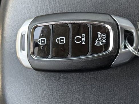 Used 2024 Hyundai Venue Limited image 28