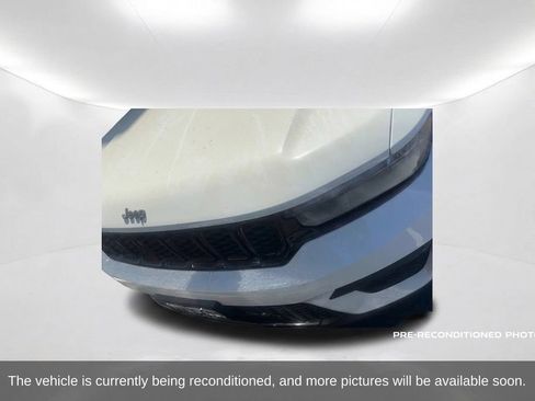 Used 2025 Jeep Grand Cherokee Altitude RWD image 2