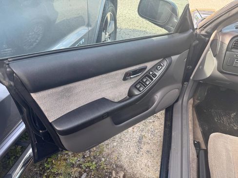 Used 2001 Subaru Legacy L image 9