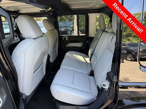 Used 2023 Jeep Wrangler Unlimited Sahara AWD/4WD image 15