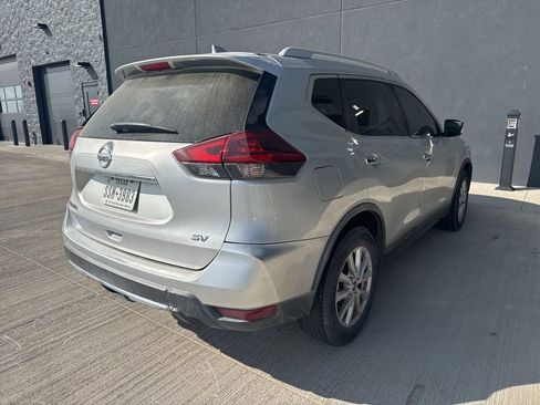 Used 2018 Nissan Rogue SV FWD image 3