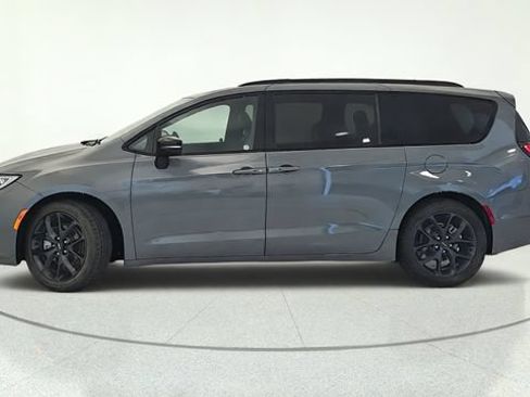 Used 2025 Chrysler Pacifica Limited FWD image 2