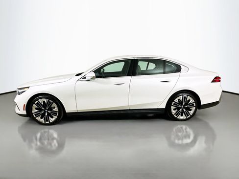 Used 2025 BMW 530i xDrive w/ Premium Package AWD/4WD image 8