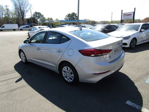 Used 2017 Hyundai Elantra SE w/ Cargo Package image 5