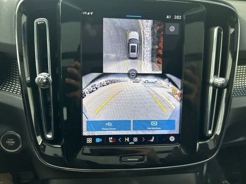 Used 2025 Volvo XC40 B5 Plus image 24