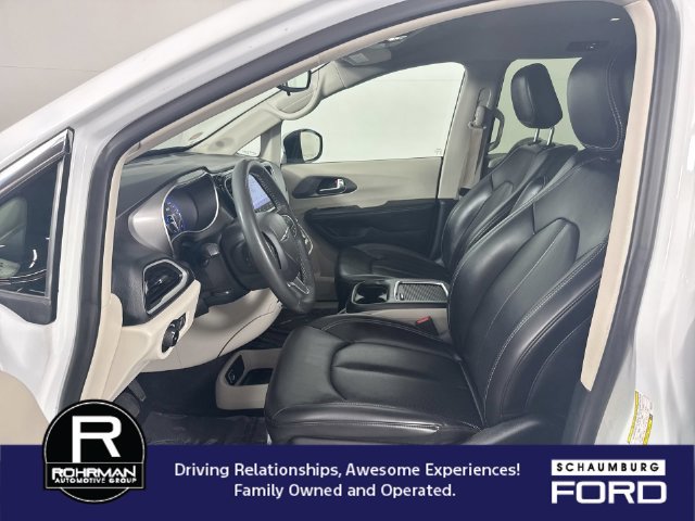 Used 2023 Chrysler Pacifica Touring-L FWD image 4