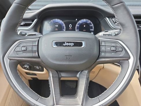 Used 2025 Jeep Grand Cherokee Limited image 9