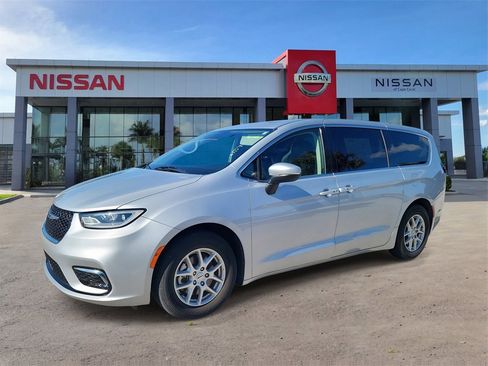Used 2023 Chrysler Pacifica Touring-L image 9