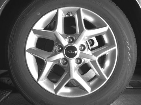 Used 2025 Kia Soul LX w/ LX Technology Package FWD image 14