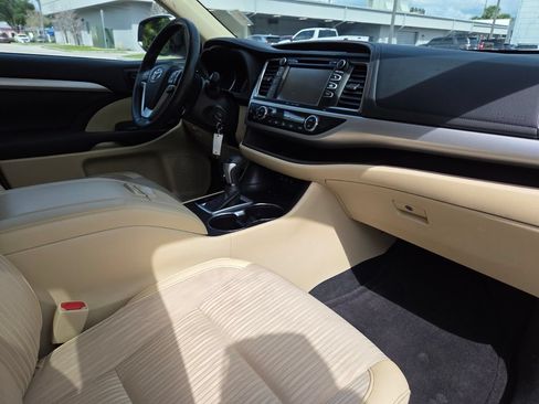Certified 2019 Toyota Highlander Plus FWD image 13