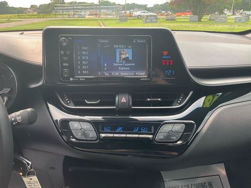 Used 2018 Toyota C-HR XLE FWD image 22
