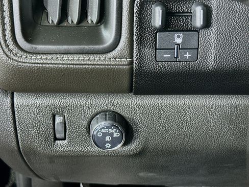 Used 2022 GMC Canyon Denali image 16