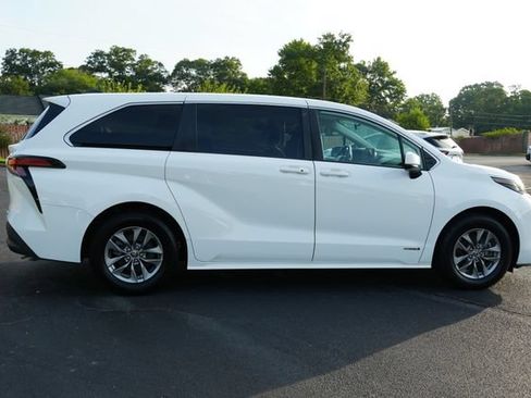 Used 2021 Toyota Sienna LE FWD image 10