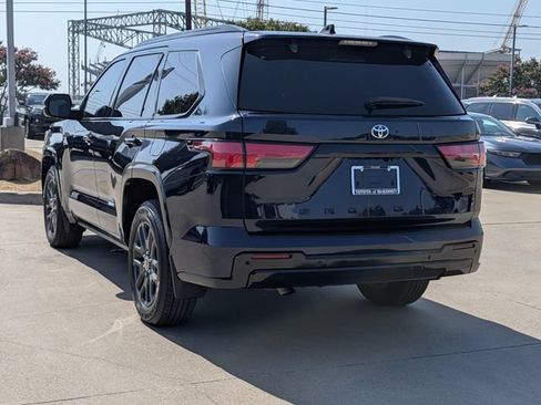 Used 2023 Toyota Sequoia Platinum AWD/4WD image 7