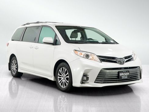 Used 2020 Toyota Sienna XLE Premium w/ Carpet Mat Package FWD image 7