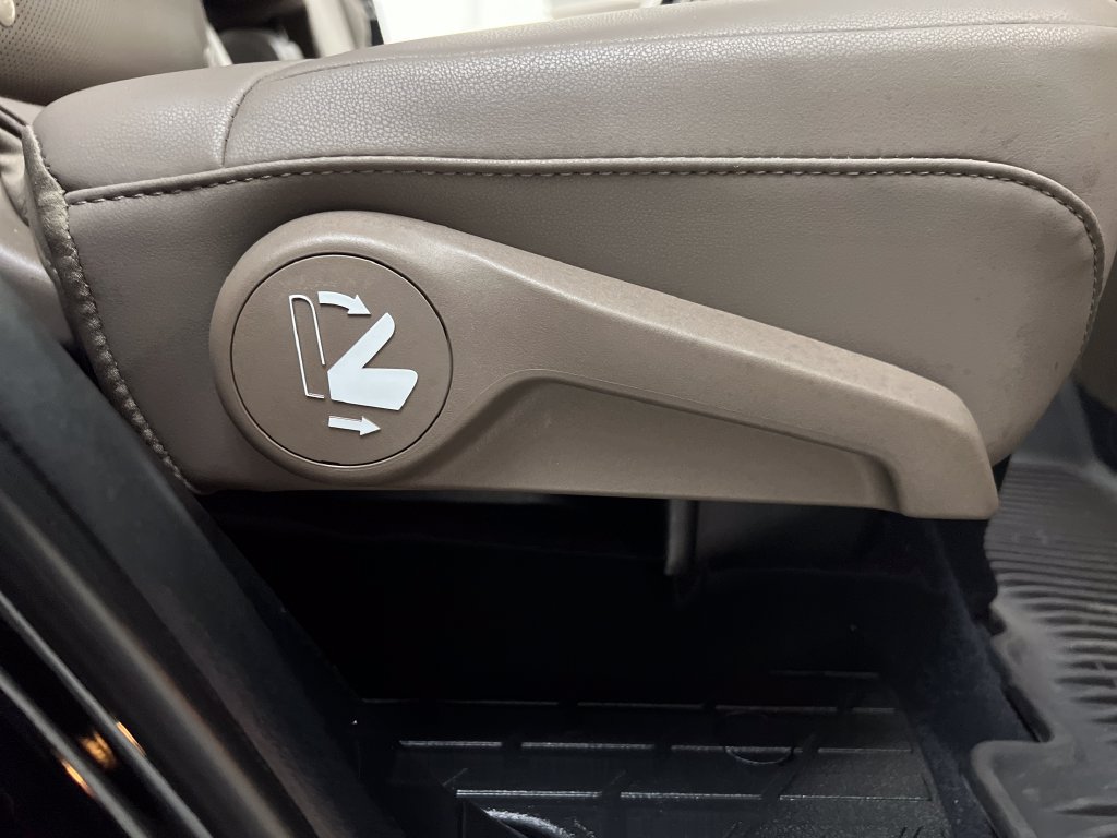 Used 2022 Lexus GX 460 Premium w/ Accessory Package AWD/4WD image 24