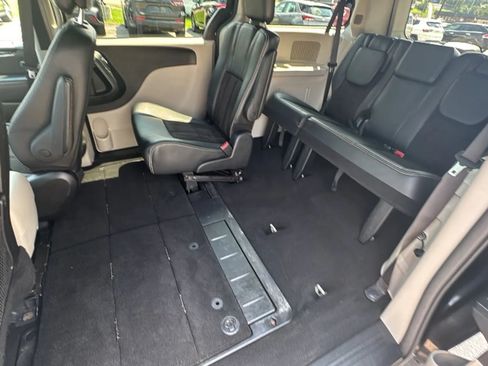 Used 2020 Dodge Grand Caravan SXT FWD image 23