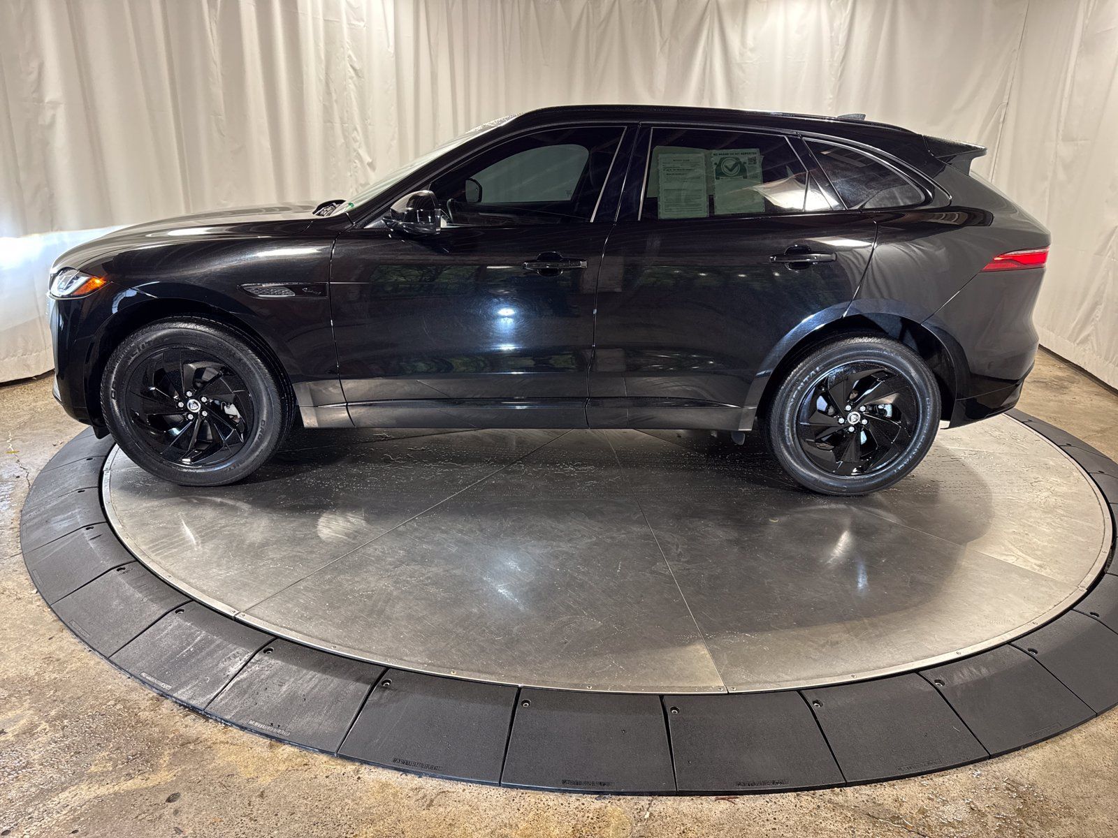 Used 2025 Jaguar F-PACE R-Dynamic S AWD/4WD image 3