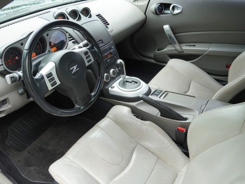 Used 2007 Nissan 350Z Touring RWD image 9