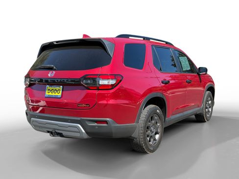 Used 2025 Honda Pilot TrailSport image 5
