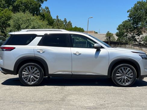 Used 2025 Nissan Pathfinder SL w/ SL Premium Package FWD image 3