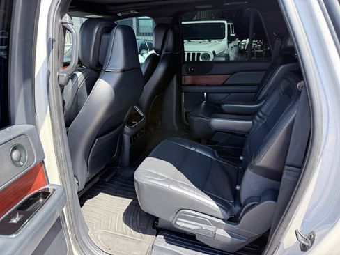 Used 2022 Lincoln Navigator L Reserve w/ Monochromatic Package AWD/4WD image 11