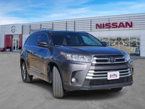 Used 2017 Toyota Highlander XLE image 4