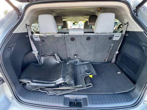 Used 2020 Toyota Highlander XLE AWD/4WD image 41