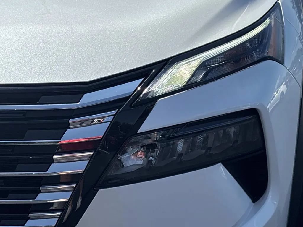 Used 2025 Nissan Rogue S FWD image 9