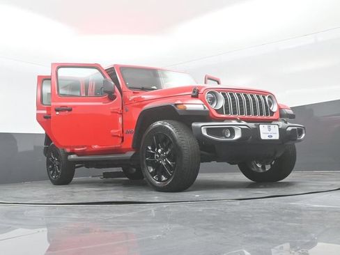 Used 2025 Jeep Wrangler Unlimited Sahara AWD/4WD image 29
