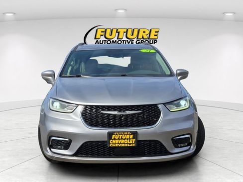 Used 2021 Chrysler Pacifica Touring-L FWD image 2