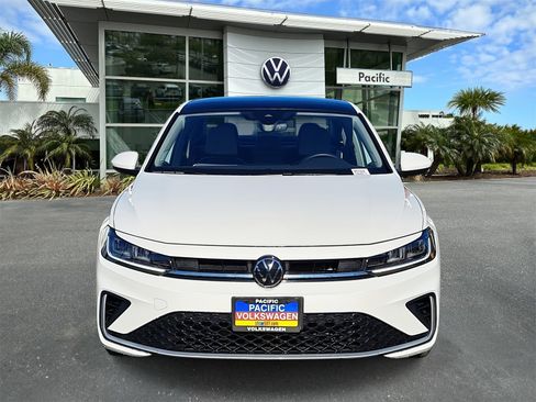 Certified 2025 Volkswagen Jetta SE w/ Sunroof Package image 2