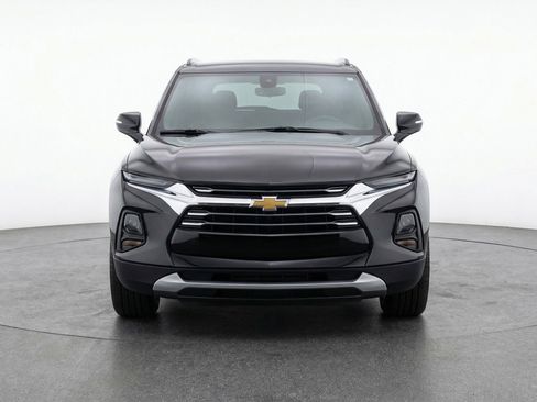 Used 2025 Chevrolet Blazer LT FWD image 2