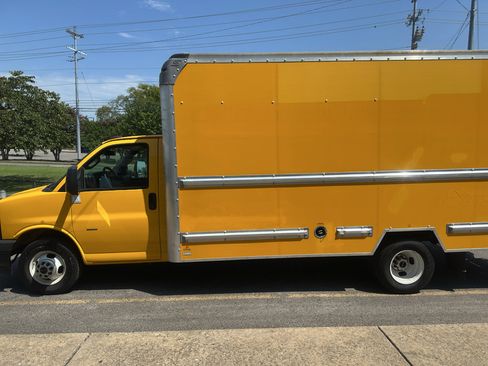 Used 2021 GMC Savana 3500 Extended w/ Power Convenience Package RWD image 8