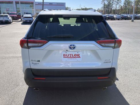 Used 2022 Toyota RAV4 XLE Premium image 4