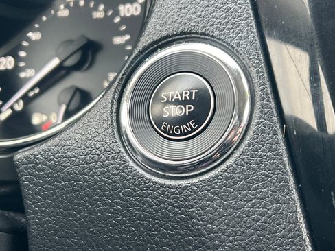 Used 2019 Nissan Rogue SV image 19