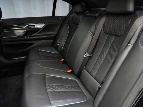 Used 2022 BMW 750i xDrive w/ M Sport Package image 18