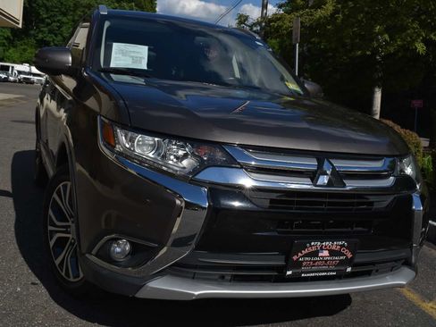 Used 2017 Mitsubishi Outlander SE AWD/4WD image 59