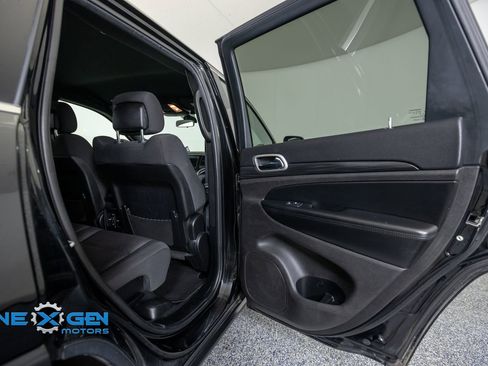 Used 2019 Jeep Grand Cherokee Laredo AWD/4WD image 33