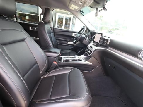 Used 2024 Ford Explorer XLT w/ Equipment Group 202A RWD image 14