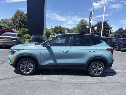Used 2024 Kia Seltos S AWD/4WD image 2