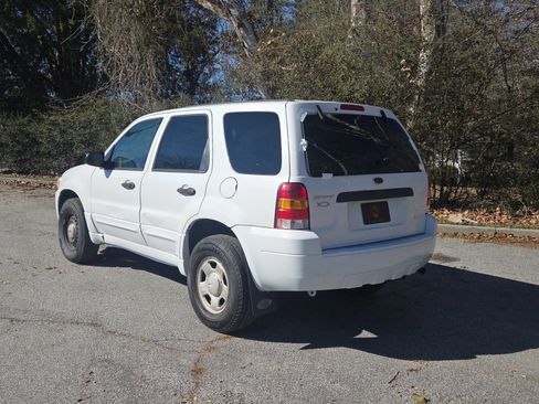Used 2005 Ford Escape XLS image 3