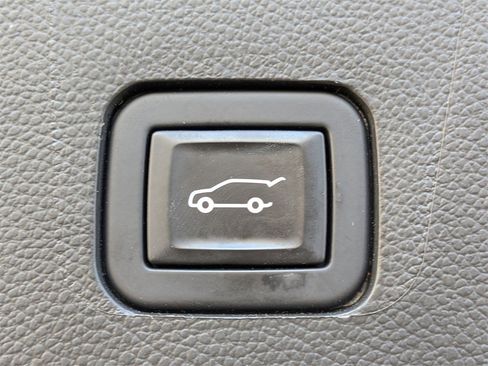 Used 2023 Chevrolet Traverse LT w/ LPO, Floor Liner Package image 12