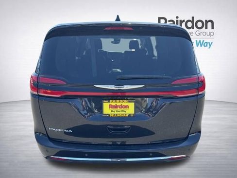 Used 2023 Chrysler Pacifica Touring-L FWD image 6
