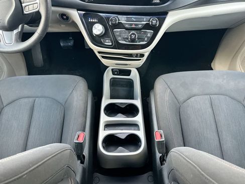 Used 2018 Chrysler Pacifica LX image 31