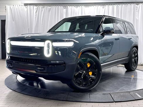 Used 2025 Rivian R1S Premium AWD/4WD image 1