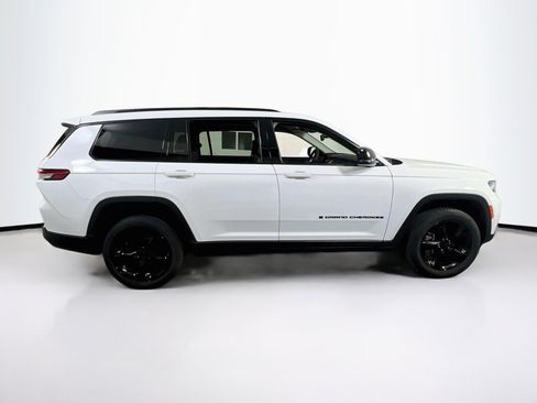 Used 2023 Jeep Grand Cherokee L Limited w/ Black Appearance Package AWD/4WD image 4