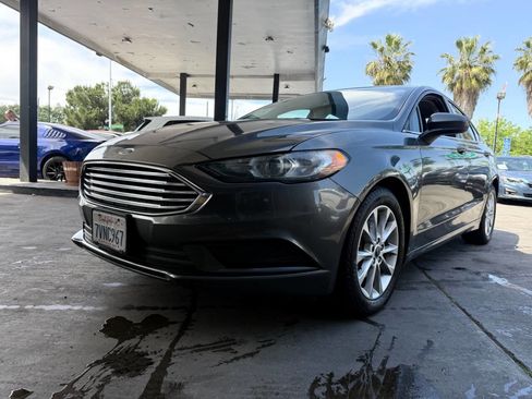 Used 2017 Ford Fusion SE FWD image 21
