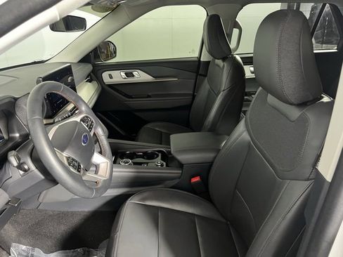 Used 2025 Ford Explorer Active w/ Active Comfort Package image 11