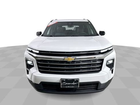 Used 2025 Chevrolet Traverse LT FWD image 3